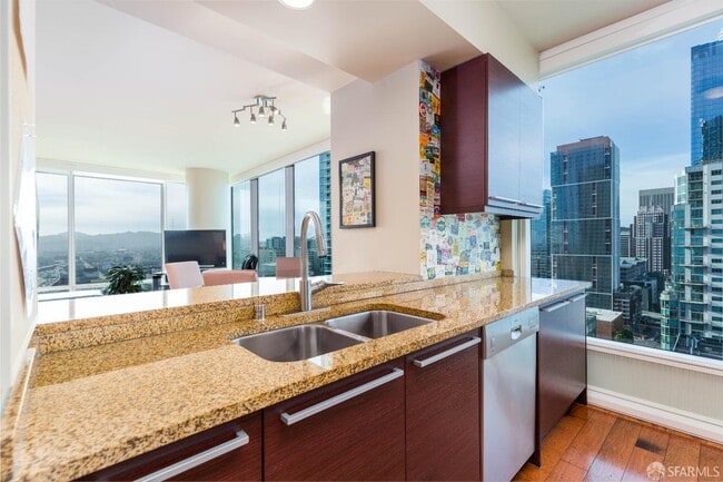 Building Photo - 425 1st St