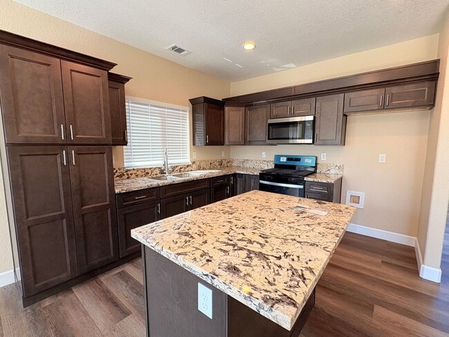 Building Photo - Stunning 4 bedroom house in Livingston