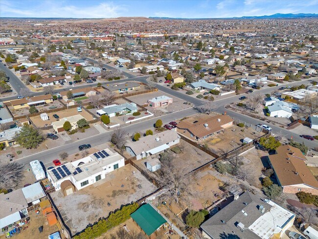 Building Photo - Spacious 4-Bed, 2-Bath Home | Large Backyard| Quick Access to Highway 528 and Other Routes| Pre-L...