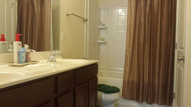 Building Photo - 3 bedroom 2.5 bath townhome in University Area