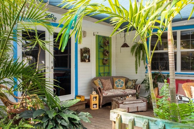 Building Photo - 3 Bedroom 1 bath and 2 half Baths with a g...