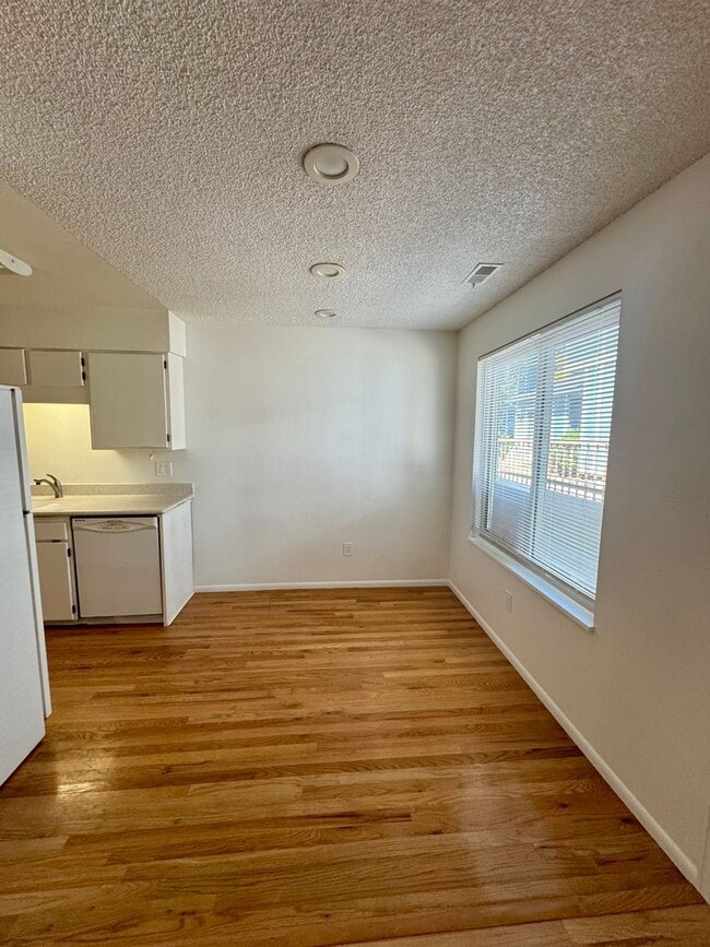 Building Photo - Updated 2 Bedroom with AC