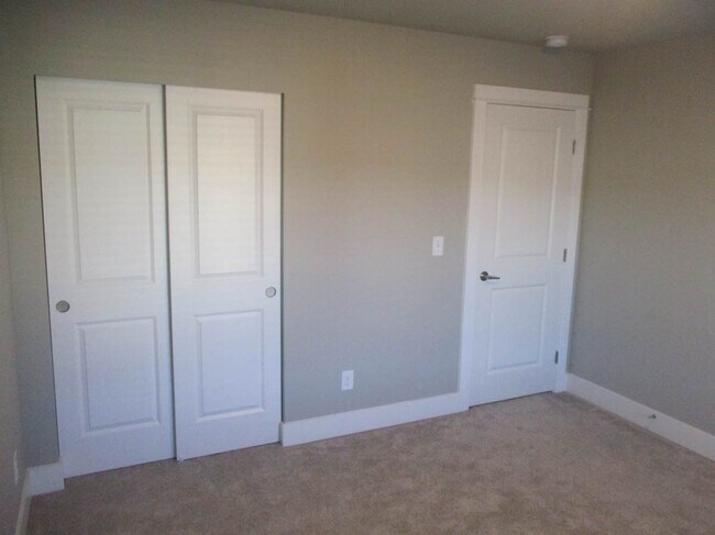 Building Photo - 4 Bedroom 2.5 Bathroom Harbor Hills Home