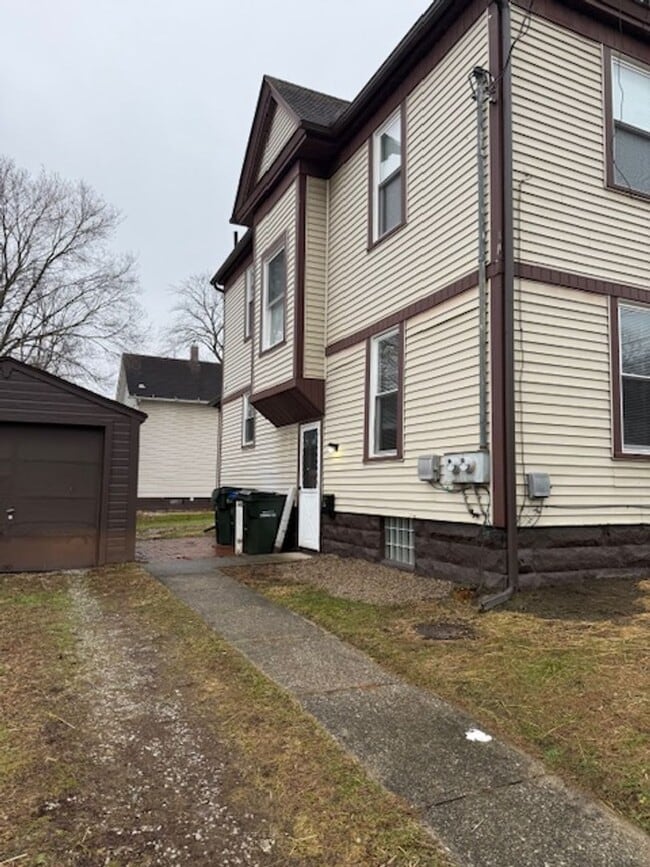 Building Photo - One Bedroom Duplex ( first floor)  $1160