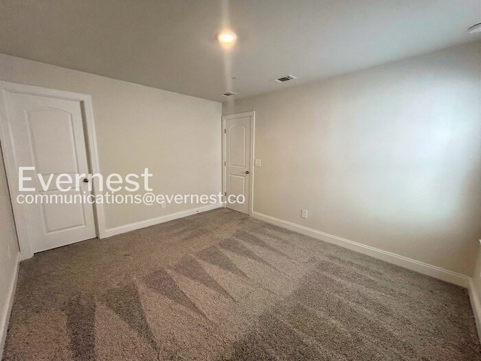 Building Photo - 204 Douglas Bend Rd