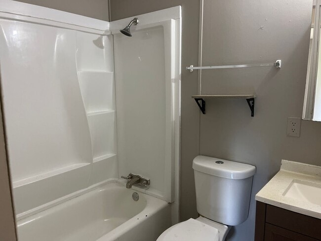 Building Photo - 2 Bed 1.5 Bath Duplex