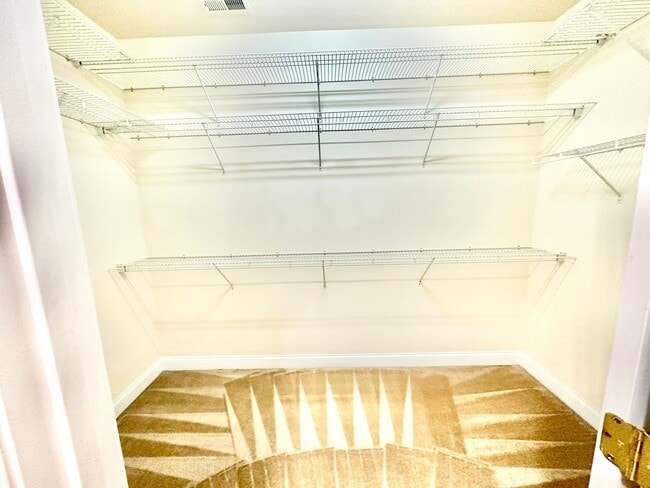 Building Photo - 715 Fairway Point Dr