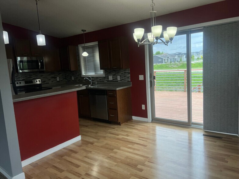 Building Photo - 5211 Castleview Dr NW