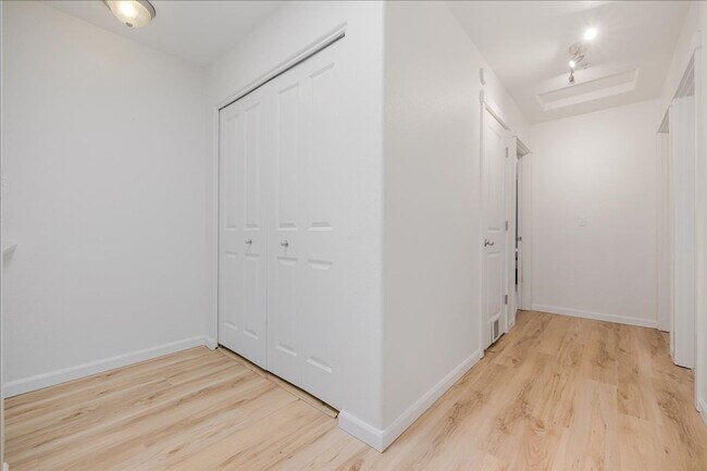 Building Photo - Crisp, Updated Townhome Near Nike & Shopping