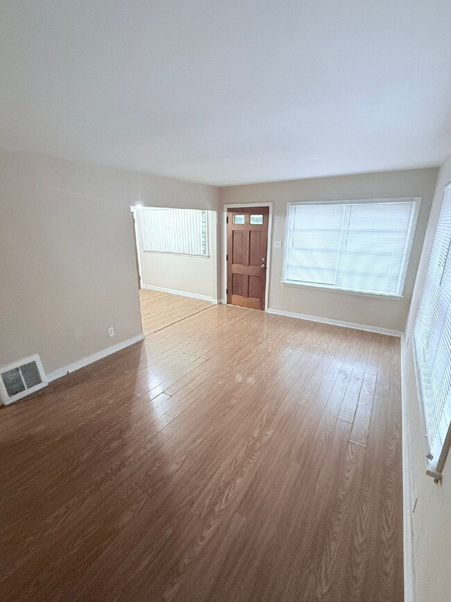 Building Photo - 9846 Dennis Dr
