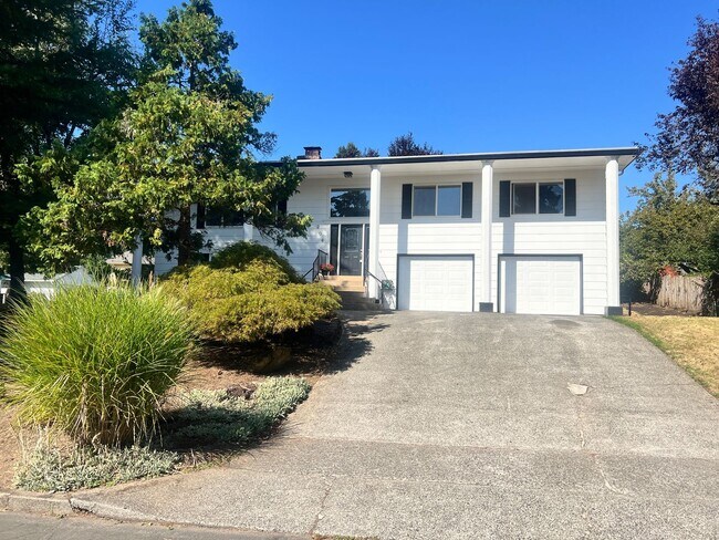 Building Photo - Mini Mansion in Salmon creek in mature nei...