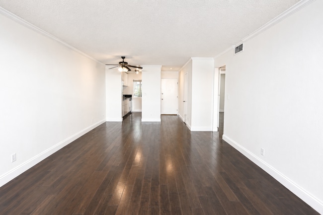 Building Photo - 2 Bedroom + 2 Bath Condo in Winnetka