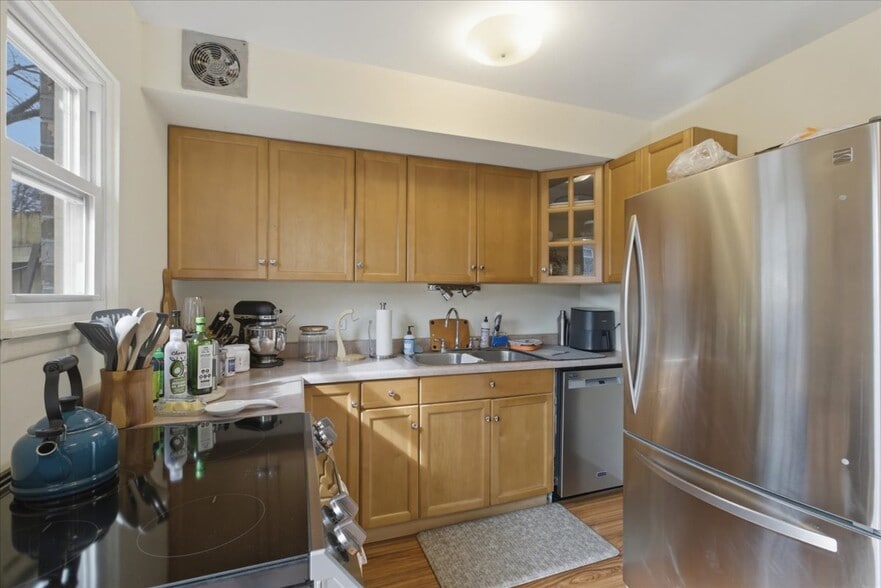 Building Photo - 1631 W Belle Plaine Ave