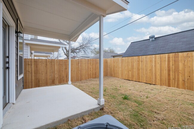 Building Photo - 2307 Lynwood Bnd
