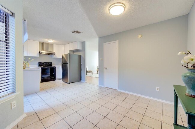 Building Photo - 1620 Good Day Dr