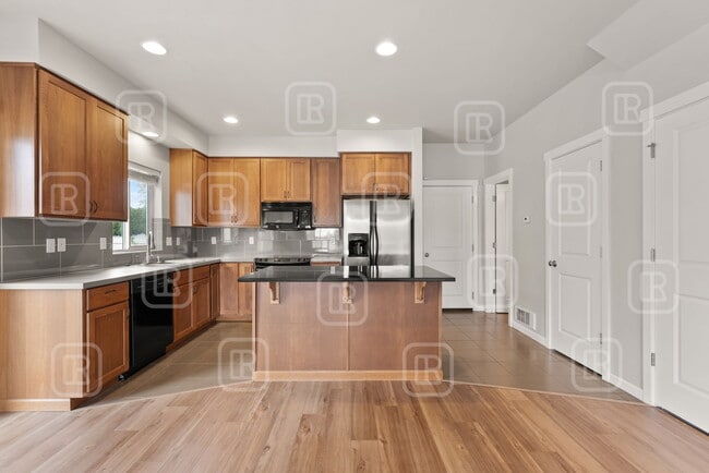 Building Photo - 1840 N Willamette Rd