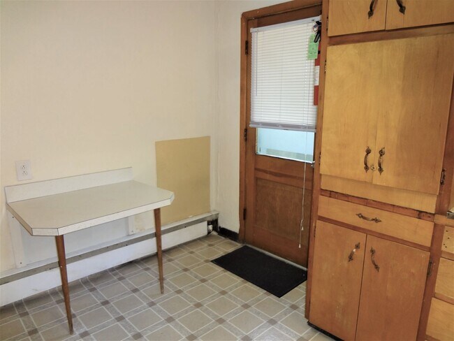 Building Photo - Cozy 1 Bedroom Apartment off East Campus