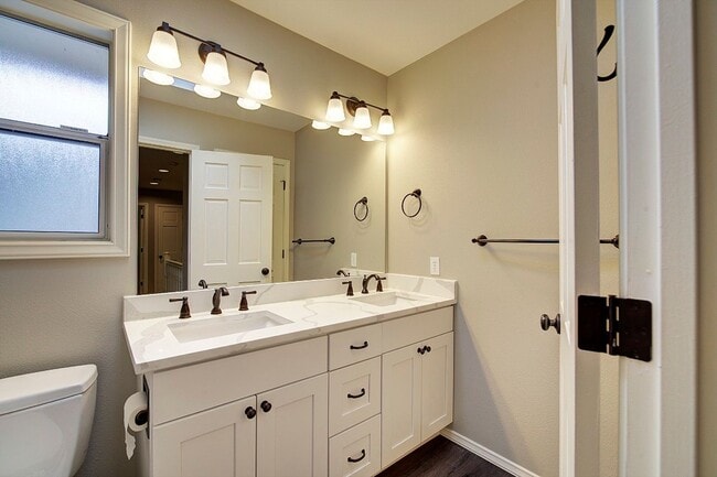 Building Photo - 5Bd/3.5Ba Newcastle House