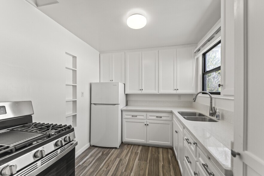 Building Photo - 1444 S Beverly Dr