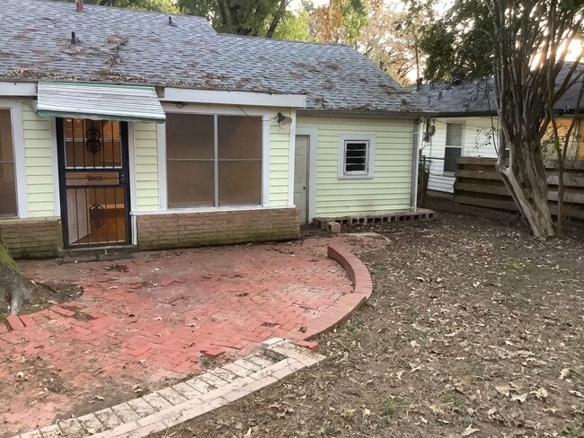 Building Photo - 2 Bedroom 1 Bath available for Rent