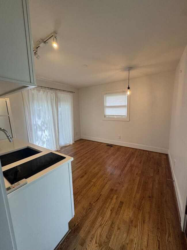 Building Photo - Gorgeous Studio Apartment in Downtown Raleigh