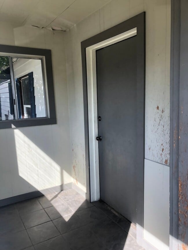 Building Photo - Charming 2 Bed 1 Bath Home Located in Historic Downtown Roslyn