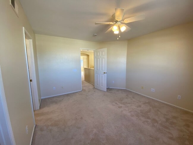 Building Photo - Beautiful Spacious 3BR/2.5BA Located in the Ivey Glenn Community!!