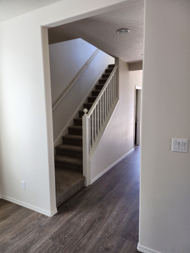 Building Photo - 16620 Landing Ct