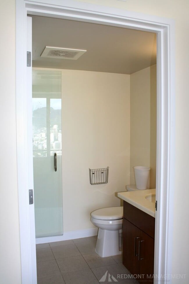 Building Photo - Luxurious Condo with Mountain Views