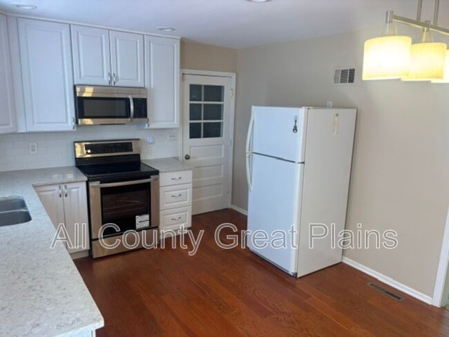 Building Photo - 6101 W 58th St