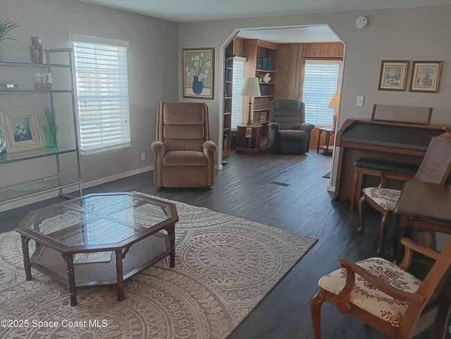 Building Photo - 621 Hyacinth Cir