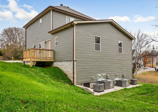 Building Photo - 420 S 2nd St