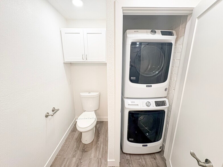 Building Photo - 2737 E Glenrosa Ave