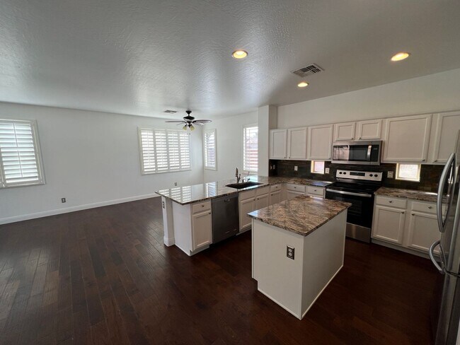 Building Photo - AVAILABLE NOW IN SEVILLE, GILBERT!!!