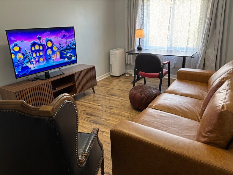 Building Photo - 2475 E Maple Rd