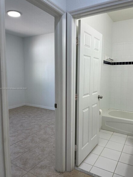 Building Photo - 14934 SW 41st Ln