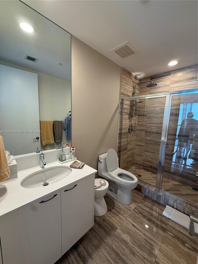 Building Photo - 16001 Collins Ave