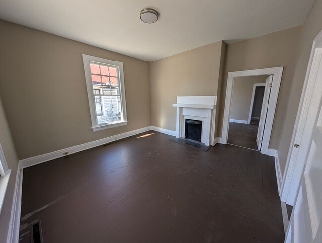 Building Photo - Spacious 3/4 Bedroom