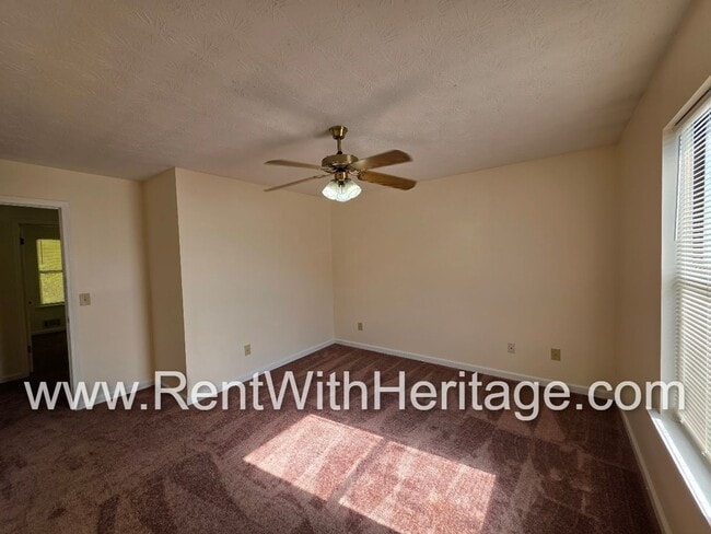 Building Photo - Amazing 3 bedroom, 2.5 bath townhome/ Great Roommate Floorplan / Great Location