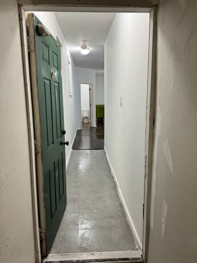 Building Photo - 3 Bedroom Apartment w Free Heat