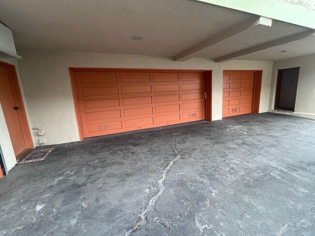 Building Photo - 25072 Alicia Dr