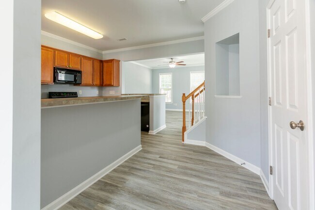 Building Photo - Peaceful 3-Bed, 2-Bath End Unit Townhome in Powell Place