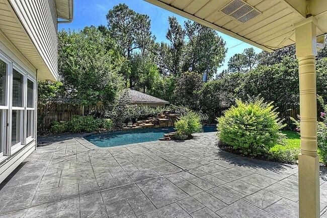 Building Photo - 14627 Carolcrest Dr