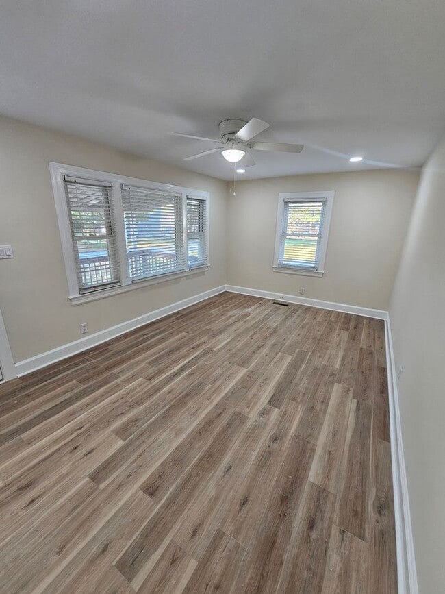 Building Photo - 610 Lynwood Ave NE