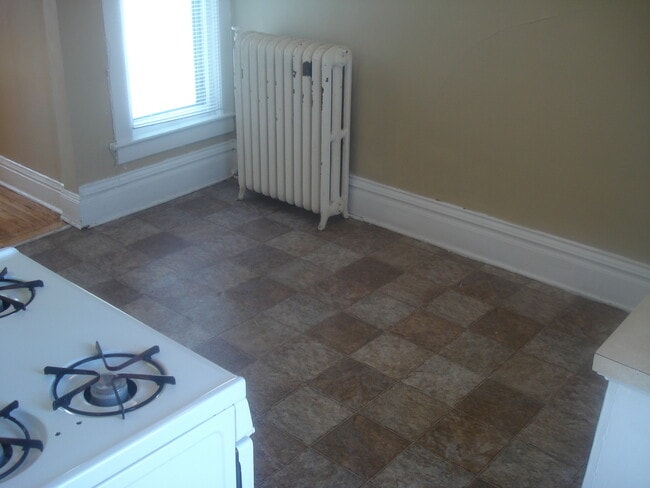 Building Photo - 206 Burr