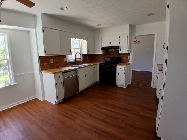 Building Photo - 1518 Biffle Rd