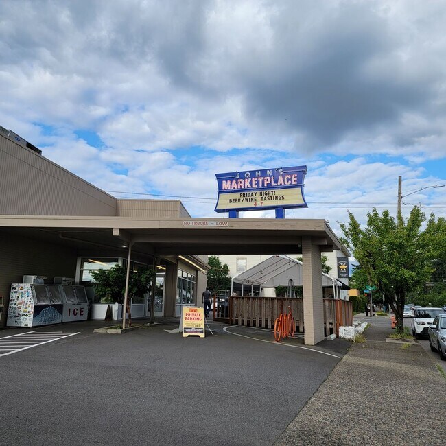Building Photo - Bright and Spacious vintage 2 bedroom apar...