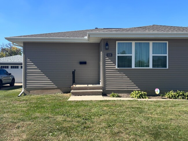 Building Photo - Cute side by side duplex