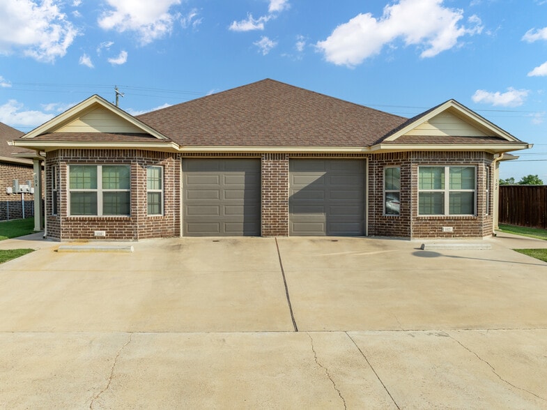 Building Photo - 301 W Panther Way