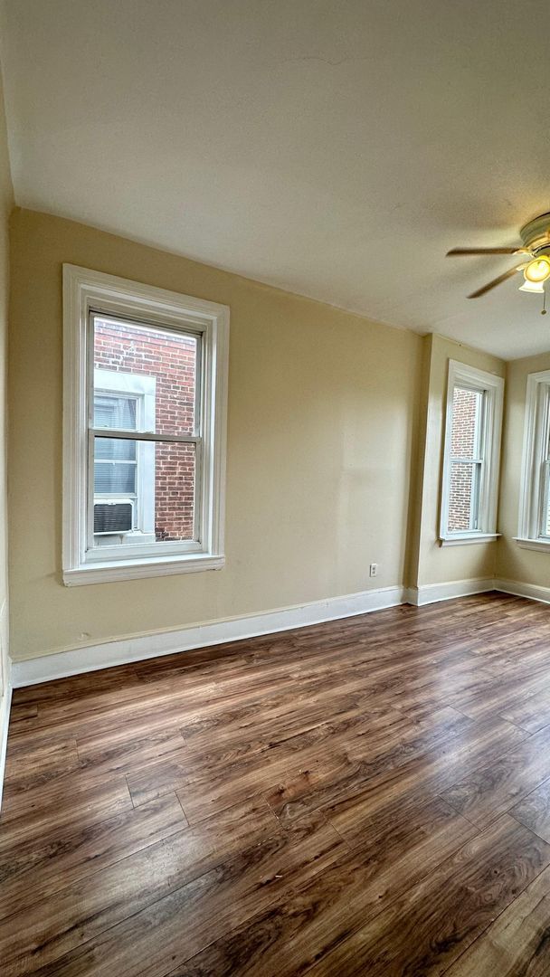 Building Photo - Modern Row - Stawberry Mansion